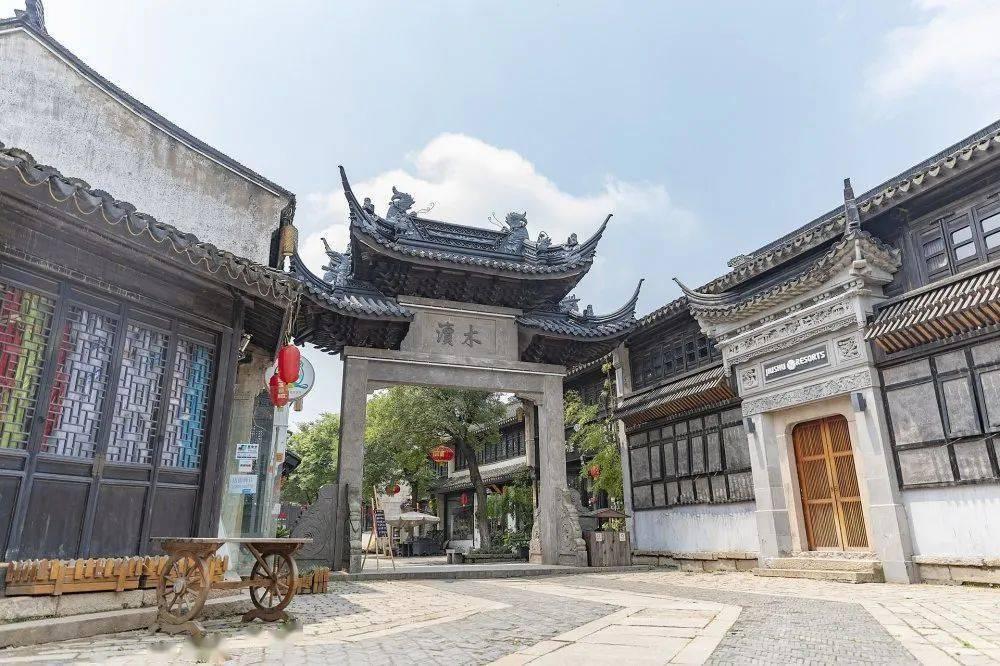 逃离废弃的卡车场