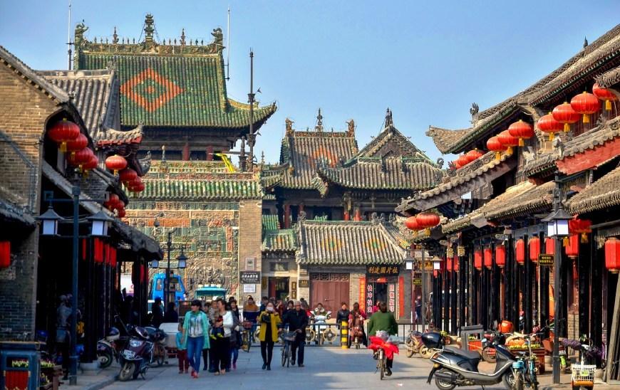 哈士奇被捕鼠器给咬住了,宠友请消防战士来帮忙,哈士奇各种卖萌
